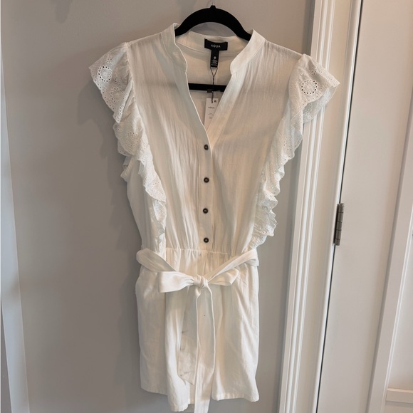AQUA White Eyelet Flutter Sleeve Tie-Waist Romper, size Medium - Picture 3 of 6